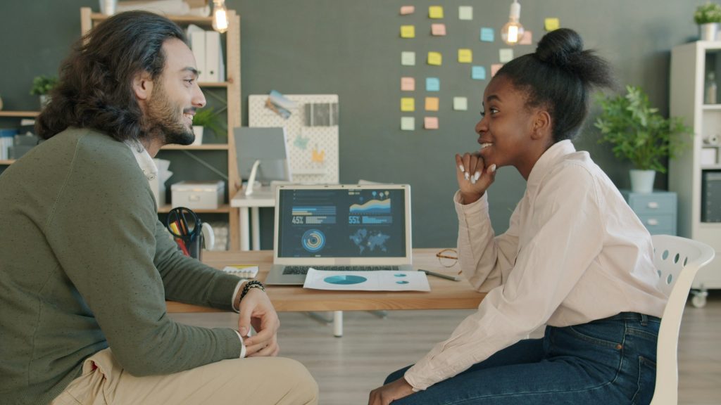 Les fondamentaux de l&rsquo;écoute active : techniques, postures et bénéfices pour l&rsquo;entreprise